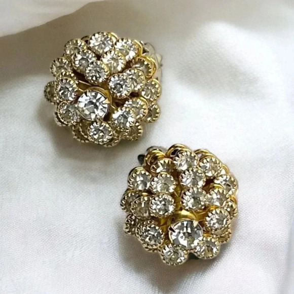 Vintage Jewelry - Vintage Rhinestone Gold Tone Stacked Cluster Clip On Earrings